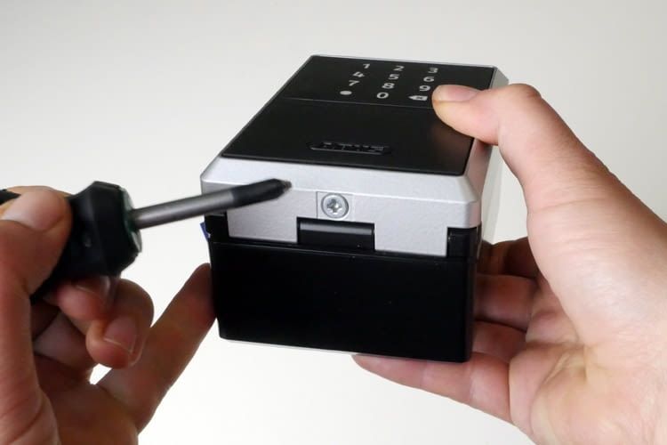 Zum Batteriewechsel ist nur die Entfernung einer Schraube nötig Zum Batteriewechsel ist nur die Entfernung einer Schraube nötig