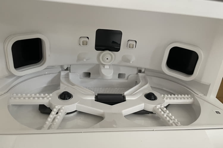 Die Reinigungswanne von Premium-Staubsauger-Robotern ist selbstreinigend Die Reinigungswanne von Premium-Staubsauger-Robotern ist selbstreinigend