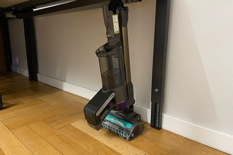 Im Lagermodus ist der Shark PowerDetect clean&empty sehr geräumig Im Lagermodus ist der Shark PowerDetect clean&empty sehr geräumig