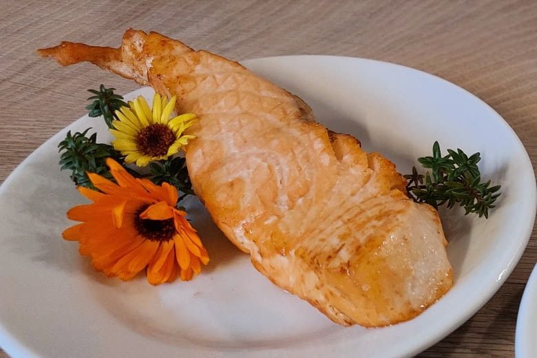 Der Lachs war außen leicht gebräunt, innen aber noch zart Der Lachs war außen leicht gebräunt, innen aber noch zart