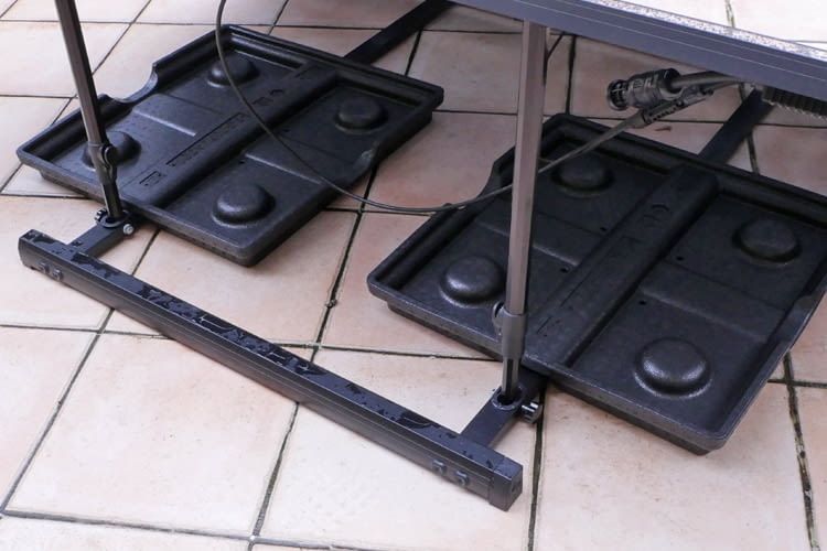 Die Ballastierung wird auf die schwarzen Schaumstoffplatten gelegt Die Ballastierung wird auf die schwarzen Schaumstoffplatten gelegt