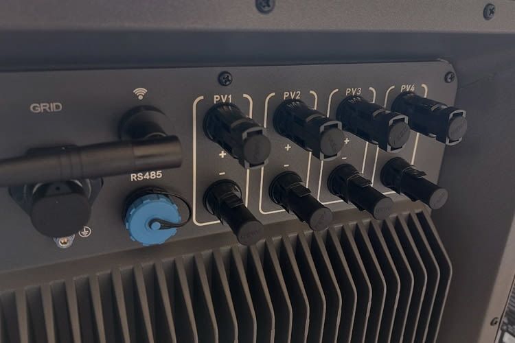 Bei diesem Stromspeicher sind alle Anschlüsse übersichtlich beschriftet Bei diesem Stromspeicher sind alle Anschlüsse übersichtlich beschriftet