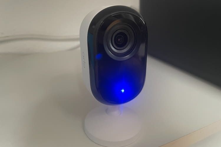 Wir stellten die Arlo 3 für unseren Test in ein Regal Wir stellten die Arlo 3 für unseren Test in ein Regal