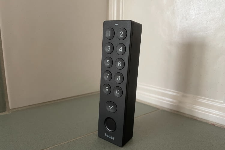 Das neue Keypad sieht deutlich besser und hochwertiger aus. Außerdem ist jetzt ein Fingerabdruck Sensor an Bord Das neue Keypad sieht deutlich besser und hochwertiger aus. Außerdem ist jetzt ein Fingerabdruck Sensor an Bord
