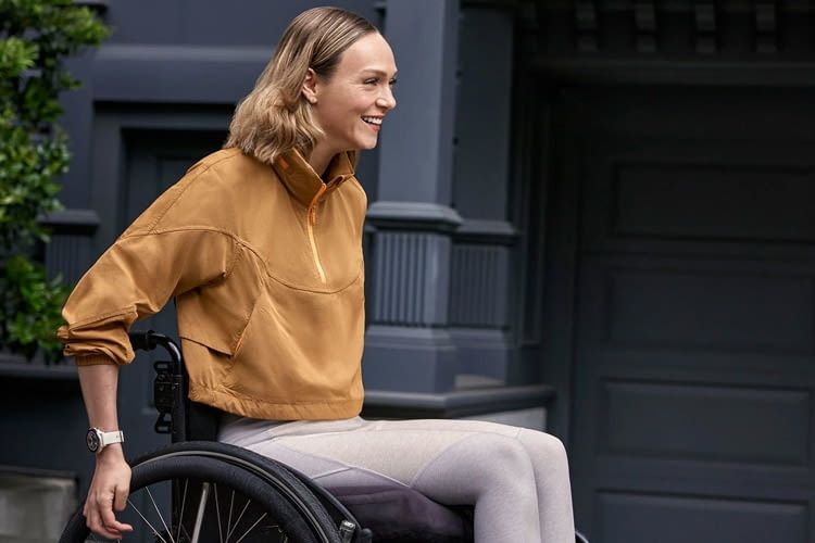 Selbst vom Rollstuhl aus lassen sich Fitnessübungen gut durchführen Selbst vom Rollstuhl aus lassen sich Fitnessübungen gut durchführen