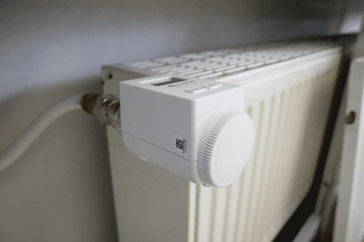 Der weiße Thermostat von LUPUS hat ein schlichtes Design Der weiße Thermostat von LUPUS hat ein schlichtes Design