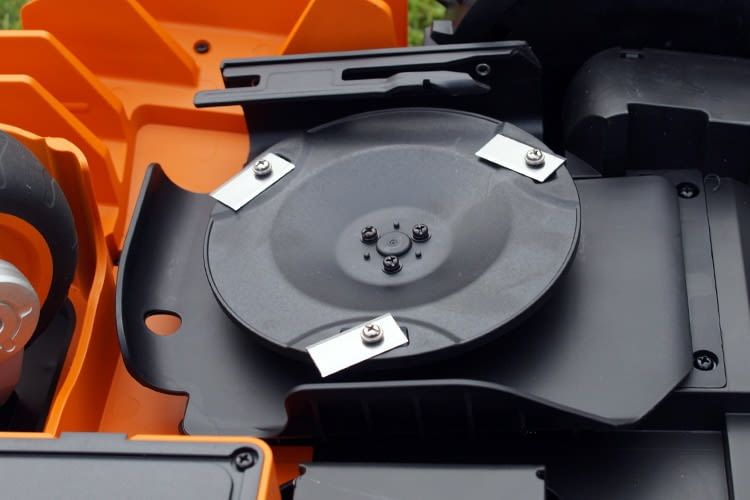 So sehen die meisten Worx-Mähroboter von unten aus So sehen die meisten Worx-Mähroboter von unten aus