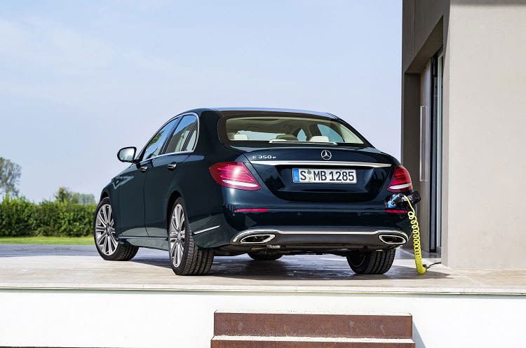 Mit dem Plug-in Hybrid E350 e von Mercedes kommt man etwa 700 Kilometer weit Mit dem Plug-in Hybrid E350 e von Mercedes kommt man etwa 700 Kilometer weit