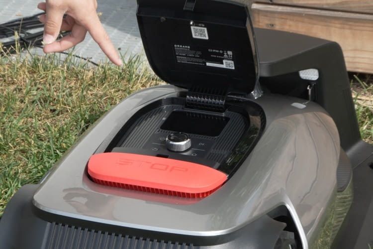 Auch unter der Haube finden Nutzer ein bekanntes Bedienfeld mit Knöpfen, Drehrad und Display Auch unter der Haube finden Nutzer ein bekanntes Bedienfeld mit Knöpfen, Drehrad und Display
