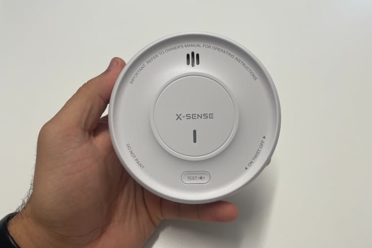 Der X-Sense Rauchmelder hat typische Maße und wiegt nur ca. 170 Gramm Der X-Sense Rauchmelder hat typische Maße und wiegt nur ca. 170 Gramm