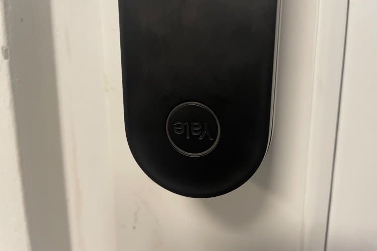 Nach der Montage ist der Yale-Schriftzug auf dem Türschloss falsch herum Nach der Montage ist der Yale-Schriftzug auf dem Türschloss falsch herum