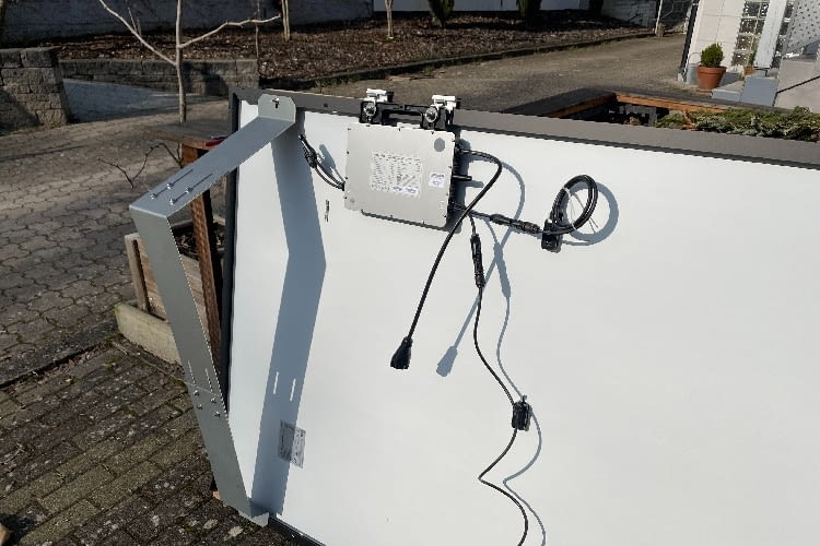 Der Wechselrichter wird an der Rückseite eines Solarpanels befestigt Der Wechselrichter wird an der Rückseite eines Solarpanels befestigt