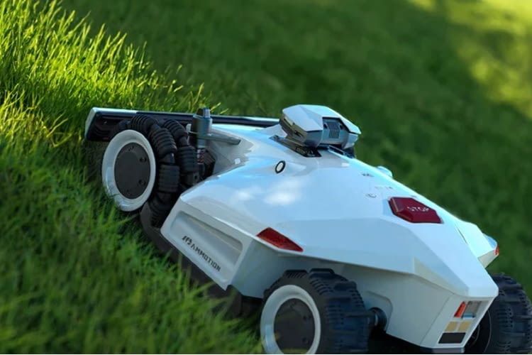 Mit seinem Allrad-Antrieb überwindet der LUBA 2 auch extreme Neigungen Mit seinem Allrad-Antrieb überwindet der LUBA 2 auch extreme Neigungen