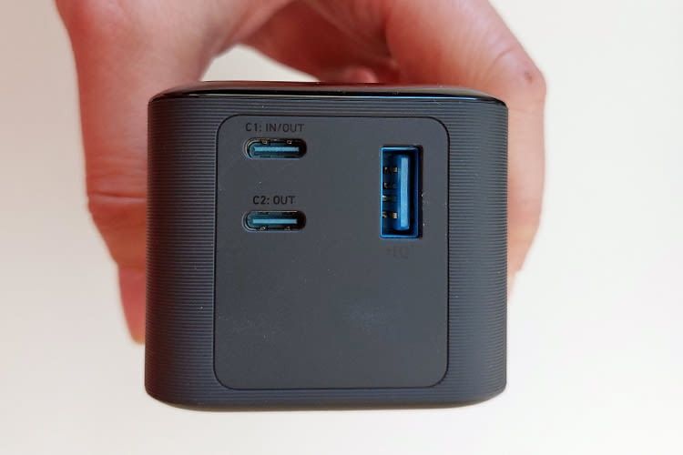 Sämtliche Anschlüsse befinden sich an einer Seite der Powerbank Sämtliche Anschlüsse befinden sich an einer Seite der Powerbank