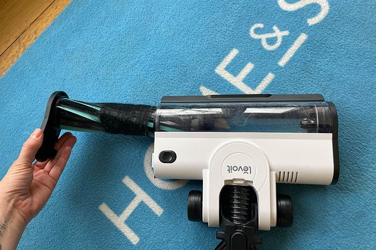 Lange Haare wickelten sich um die Walze und waren leicht zu entfernen Lange Haare wickelten sich um die Walze und waren leicht zu entfernen