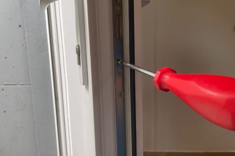 Um einen Zylinder einer Tür tauschen zu können, muss zunächst die Sicherungssschraube gelöst werden Um einen Zylinder einer Tür tauschen zu können, muss zunächst die Sicherungssschraube gelöst werden