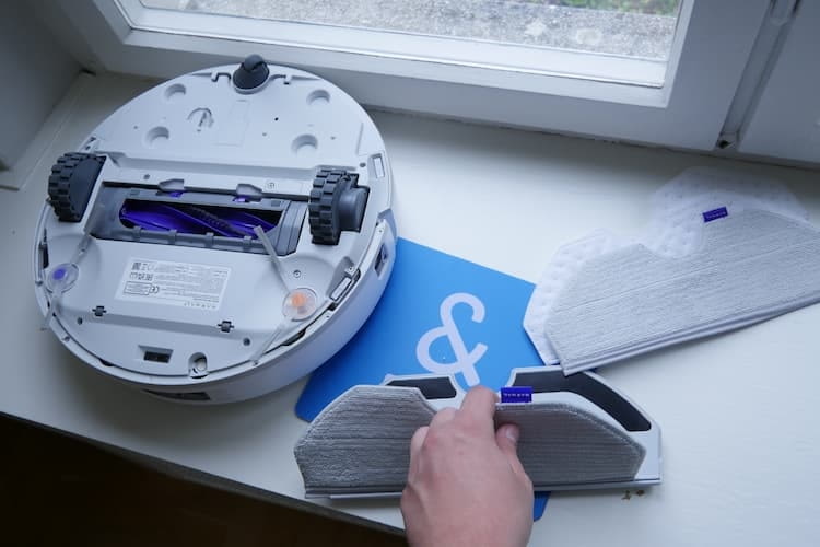 Die magnetische Wischplatte kann einfach abgenommen und das Wischtuch simpel gewechselt werden. Die magnetische Wischplatte kann einfach abgenommen und das Wischtuch simpel gewechselt werden.