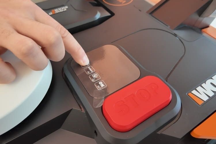 Auf der Oberseite gibt es ein kleines Display, vier Bedientasten und die Stop-Taste Auf der Oberseite gibt es ein kleines Display, vier Bedientasten und die Stop-Taste