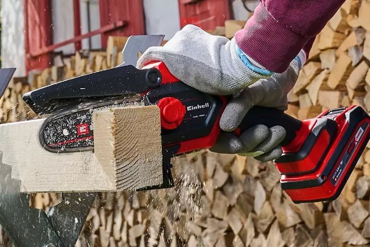 Auch bei Kanthölzern macht diese kleine Kettensäge eine gute Figur Auch bei Kanthölzern macht diese kleine Kettensäge eine gute Figur