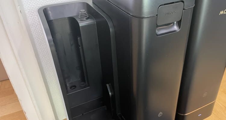 Die Reinigungsmittel inkl. Tank werden in die Reinigungsstation hinter dem Frischwassertank eingesetzt Die Reinigungsmittel inkl. Tank werden in die Reinigungsstation hinter dem Frischwassertank eingesetzt