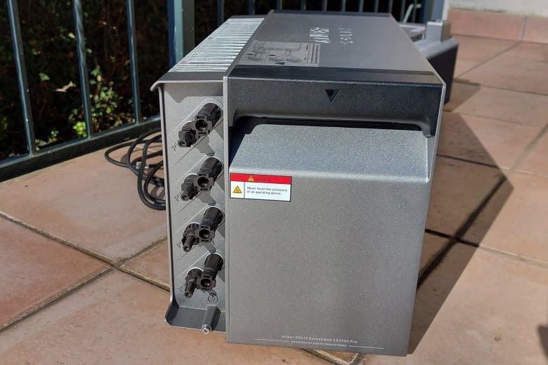 Hier können bis zu vier Solarmodule angeschlossen werden Hier können bis zu vier Solarmodule angeschlossen werden