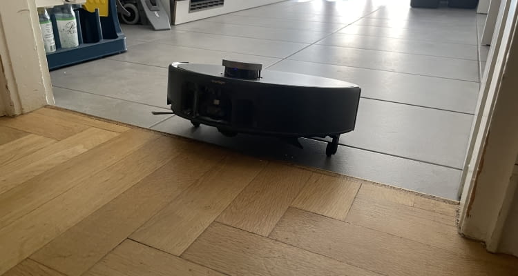 Der Mova Z60 Ultra Roller Complete überwindet 8 Zentimeter Höhe Der Mova Z60 Ultra Roller Complete überwindet 8 Zentimeter Höhe