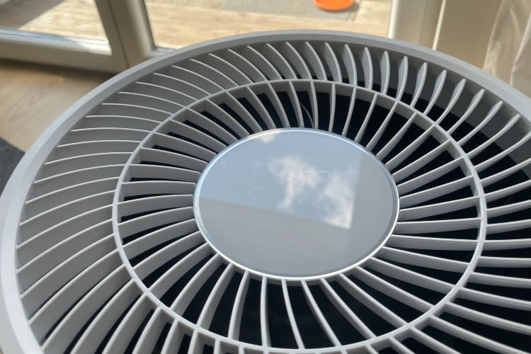 Bei Licht oder Sonne ist kaum zu erkennen ob der Luftreiniger eingeschaltet ist oder nicht. Auf diesem Bild ist er An, die Bedienknöpfe sind aber nur schwer zu sehen Bei Licht oder Sonne ist kaum zu erkennen ob der Luftreiniger eingeschaltet ist oder nicht. Auf diesem Bild ist er An, die Bedienknöpfe sind aber nur schwer zu sehen