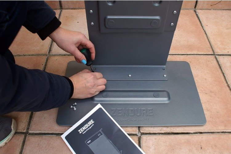 Das Verschrauben der Halterung dauerte im Test nur wenige Sekunden Das Verschrauben der Halterung dauerte im Test nur wenige Sekunden