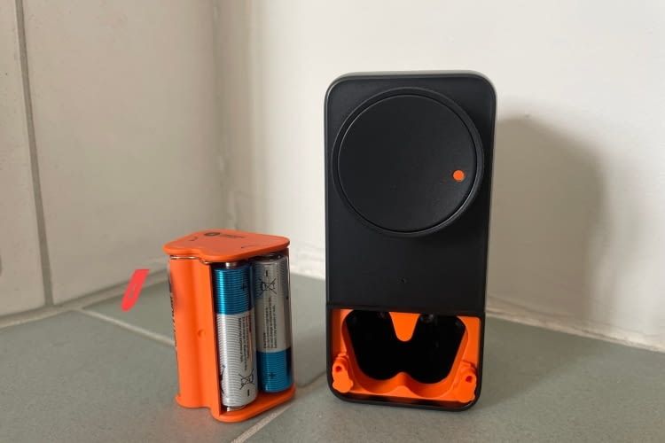 Das SwitchBot Lock Pro kann mit Batterien und einem Power Pack betrieben werden Das SwitchBot Lock Pro kann mit Batterien und einem Power Pack betrieben werden