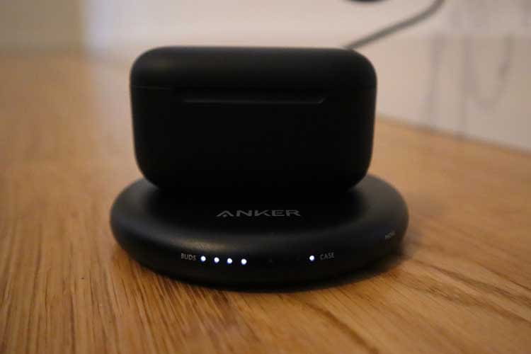 In unserem Echo Buds 2 Test konnten wir auch das Anker Ladepad zum kabellosen Laden ausprobieren In unserem Echo Buds 2 Test konnten wir auch das Anker Ladepad zum kabellosen Laden ausprobieren