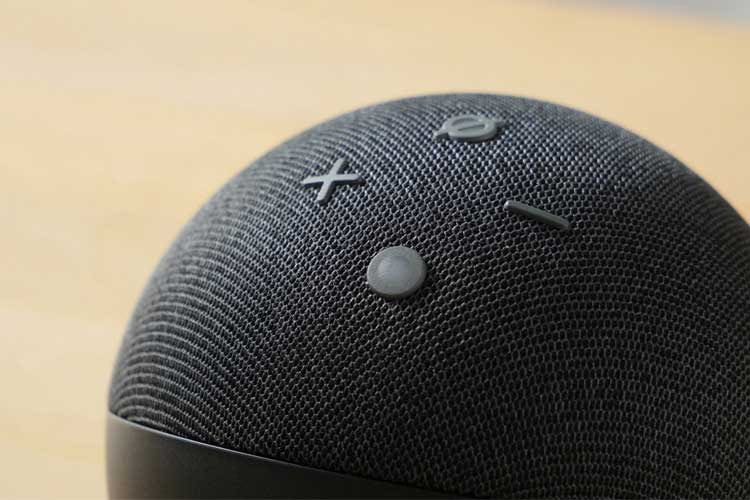 Für spontane, manuelle Änderung bietet auch Echo Dot 4 auf seiner Oberseite 4 Funktionstasten Für spontane, manuelle Änderung bietet auch Echo Dot 4 auf seiner Oberseite 4 Funktionstasten