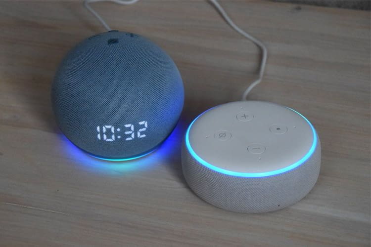 Links ist einer unserer Echo Dot 4 Lautsprecher zu sehen, rechts ein Echo Dot 3 Links ist einer unserer Echo Dot 4 Lautsprecher zu sehen, rechts ein Echo Dot 3