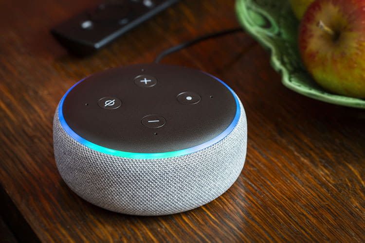 Für das Büro eignet sich der kleine Amazon Echo Dot Lautsprecher Für das Büro eignet sich der kleine Amazon Echo Dot Lautsprecher