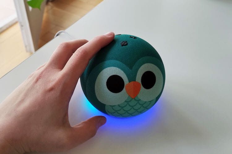 Echo Dot Kids lag in unserem Test gut in der Hand und war kinderleicht zu bedienen Echo Dot Kids lag in unserem Test gut in der Hand und war kinderleicht zu bedienen