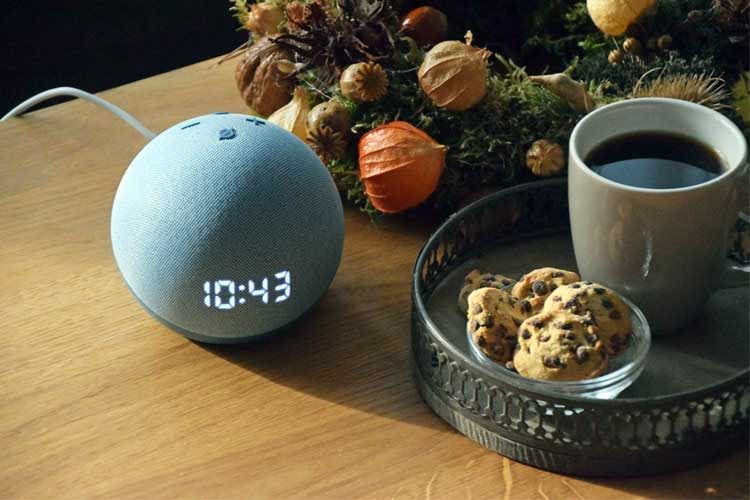 Echo Dot 4 mit Uhr passt zu fast jedem Wohnambiente - egal ob nostalgisch oder modern Echo Dot 4 mit Uhr passt zu fast jedem Wohnambiente - egal ob nostalgisch oder modern