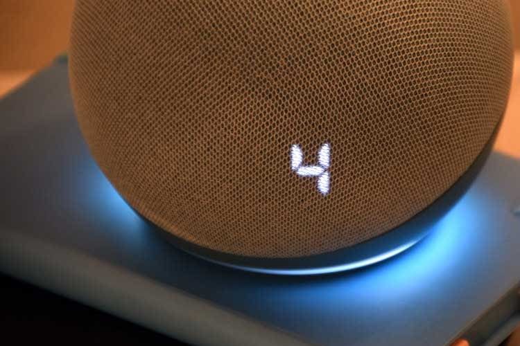 Hier blendet Echo Dot 4 mit Uhr im Test die gerade geänderte Lautstärke ein Hier blendet Echo Dot 4 mit Uhr im Test die gerade geänderte Lautstärke ein