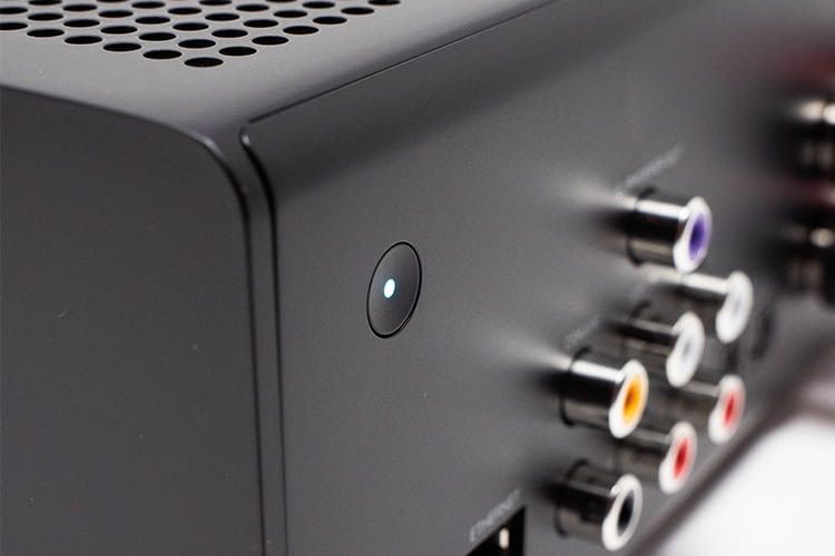 Die vom Amazon Echo bekannte Aktions-Taste befindet sich auf der Rückseite von Amazon Echo Link Amp Die vom Amazon Echo bekannte Aktions-Taste befindet sich auf der Rückseite von Amazon Echo Link Amp