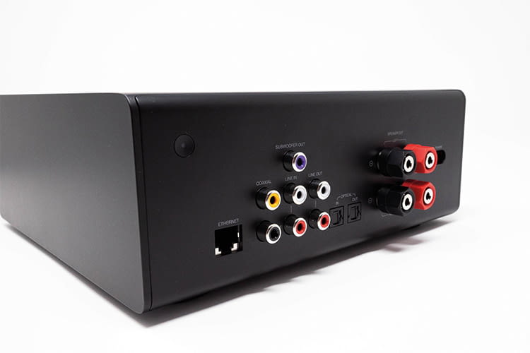 Neben WLAN sorgt ein Ethernet-Anschluss für eine optimale Streaming-Bandbreite Neben WLAN sorgt ein Ethernet-Anschluss für eine optimale Streaming-Bandbreite