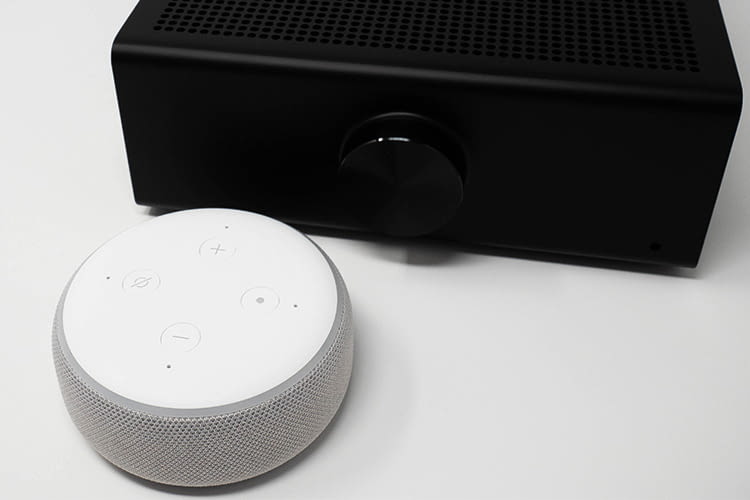 Da Amazon Echo Link Amp über keine Mikrofone verfügt, ist noch ein zusätzlicher Echo Lautsprecher nötig Da Amazon Echo Link Amp über keine Mikrofone verfügt, ist noch ein zusätzlicher Echo Lautsprecher nötig