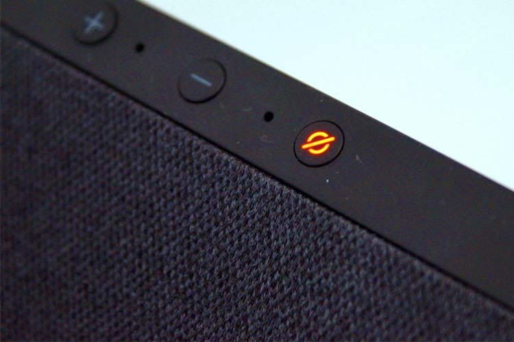 Bei diesem unauffälligen Button handelt es sich um den Stummschaltknopf von Echo Show Bei diesem unauffälligen Button handelt es sich um den Stummschaltknopf von Echo Show