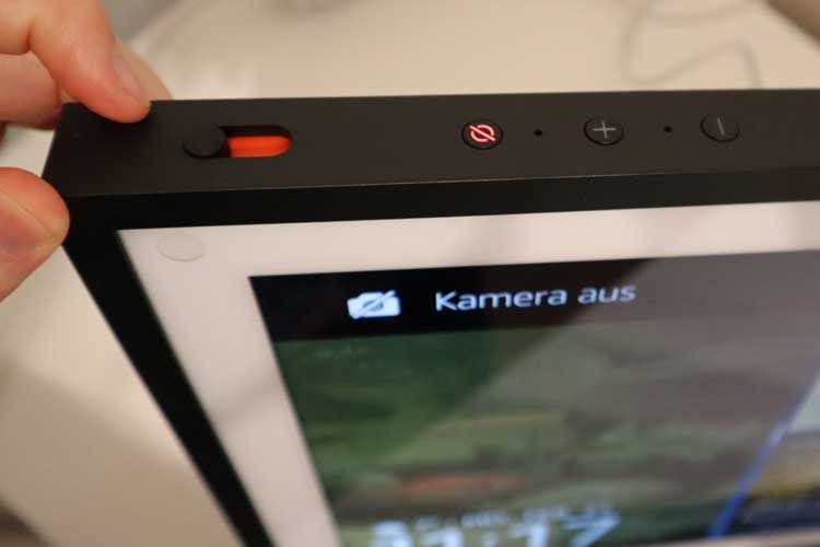 Wem Privatsphäre wichtig ist, der kann auch bei Echo Show 15 die Kamera abdecken und die Mikrofone abschalten Wem Privatsphäre wichtig ist, der kann auch bei Echo Show 15 die Kamera abdecken und die Mikrofone abschalten