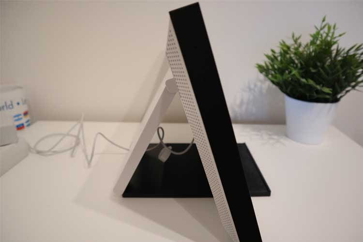 Echo Show 15 lässt sich an der Wand befestigen, alternativ gibt es einen separat erhältlichen Ständer Echo Show 15 lässt sich an der Wand befestigen, alternativ gibt es einen separat erhältlichen Ständer