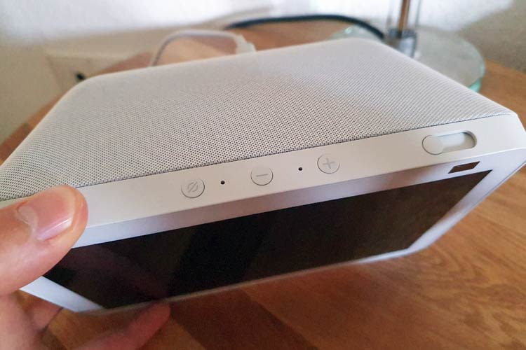 Die Tasten am Gehäuse beschränken sich auf wenige Grundfunktionen Die Tasten am Gehäuse beschränken sich auf wenige Grundfunktionen