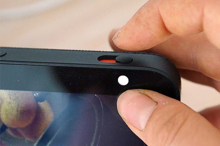 Die Kamera kann jederzeit über einen Schieberegler am Gehäuse abgedeckt werden Die Kamera kann jederzeit über einen Schieberegler am Gehäuse abgedeckt werden