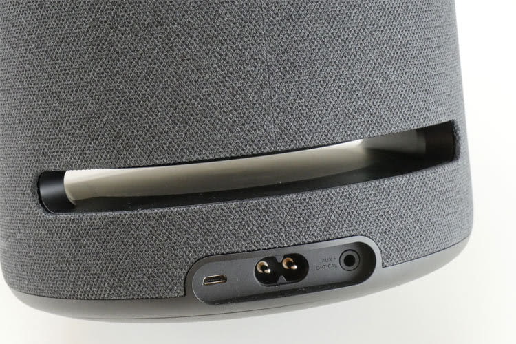 Amazon Echo Studio im Test: Auf der unteren Rückseite befinden sich die Anschlüsse für Micro USB, Strom und AUX+Optical Amazon Echo Studio im Test: Auf der unteren Rückseite befinden sich die Anschlüsse für Micro USB, Strom und AUX+Optical
