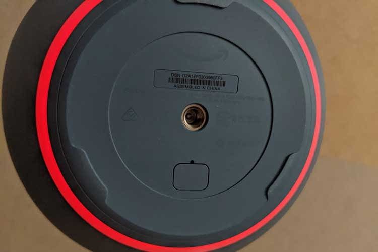 Amazon Echo 4 bietet auf der Unterseite ein Stativgewinde Amazon Echo 4 bietet auf der Unterseite ein Stativgewinde