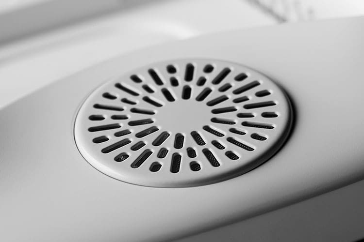 Das dezente Mikrofon des ecobee4 nimmt Sprachbefehle für Amazon Alexa entgegen Das dezente Mikrofon des ecobee4 nimmt Sprachbefehle für Amazon Alexa entgegen