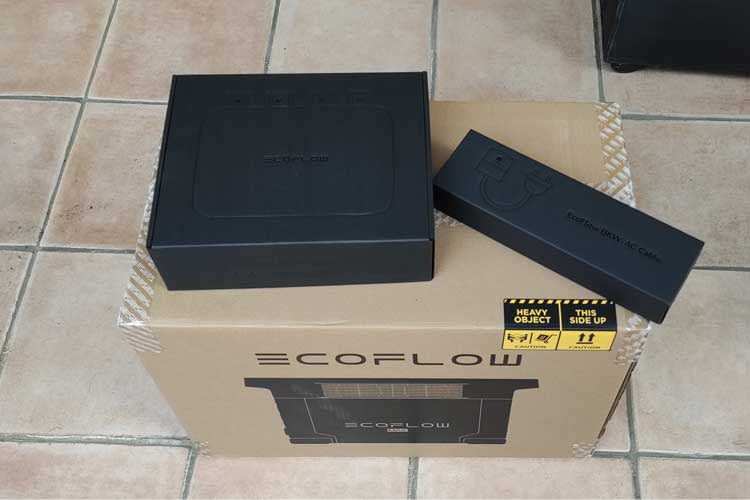 EcoFlow PowerStream im Test: Ein Teil des Lieferumfangs, Powerstation, Wechselrichter und ein Anschluss EcoFlow PowerStream im Test: Ein Teil des Lieferumfangs, Powerstation, Wechselrichter und ein Anschluss
