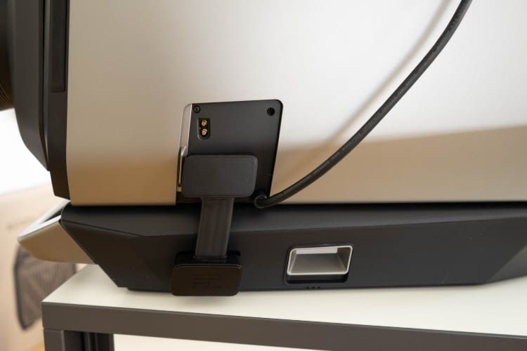 Die Kabelverbindung zwischen Akku und Klimaanlage erfolgt über einen besonderen Stecker Die Kabelverbindung zwischen Akku und Klimaanlage erfolgt über einen besonderen Stecker