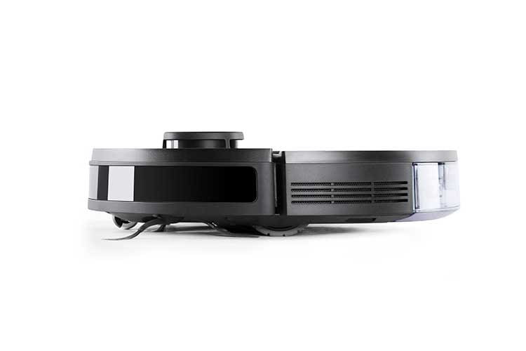 Dank flacher Bauweise kann Ecovacs DEEBOT OZMO 950 gut unter Möbeln reinigen Dank flacher Bauweise kann Ecovacs DEEBOT OZMO 950 gut unter Möbeln reinigen